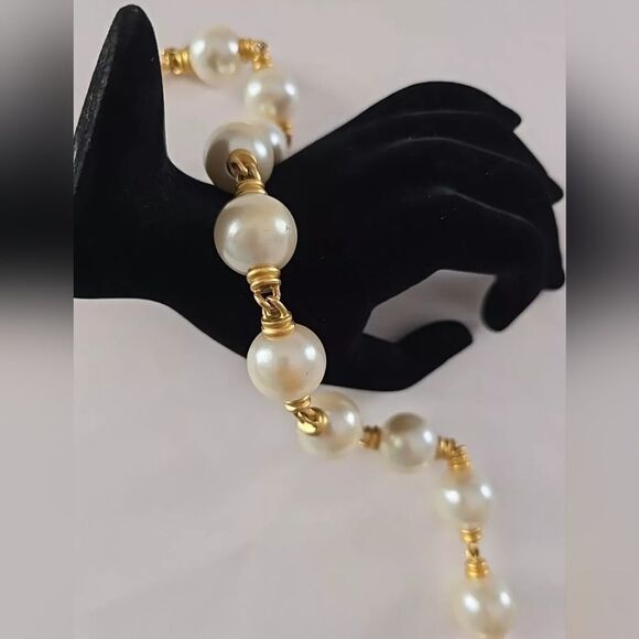 Anne Klein Large Faux Pearl Gold Tone Necklace 17.5” EUC - Picture 2 of 7